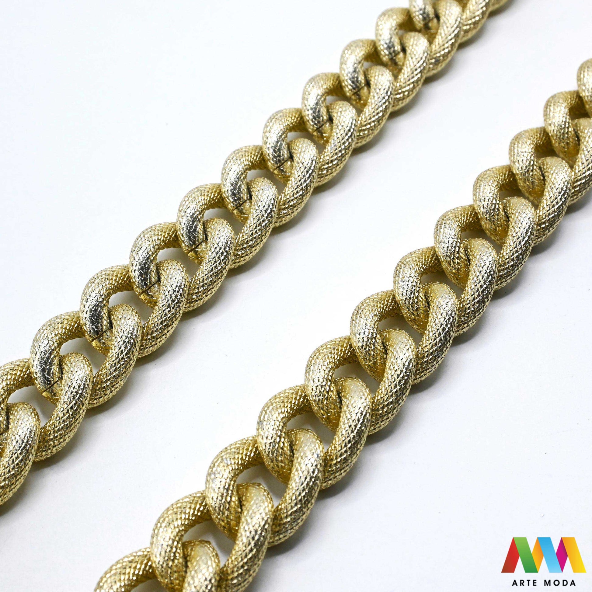 aluminijski lanac torbe ruksak nakit lagani izrada aluminij DIY materijal remen ogrlice narukvice karike ručke pribor komponente ukrasni repromaterijal Želite lagan i trendi materijal Aluminijski lanci savršeni su za vaše projekte Idealni su za izradu laganih remena za torbe ili statement nakita ogrlice narukvice Lakši su od klasičnih metala ne opterećuju i dolaze u raznim bojama i debljinama Lako ih je rezati i oblikovati laganu eleganciju za svoj uradi sam nakit i modne dodatke arte moda repromaterijal