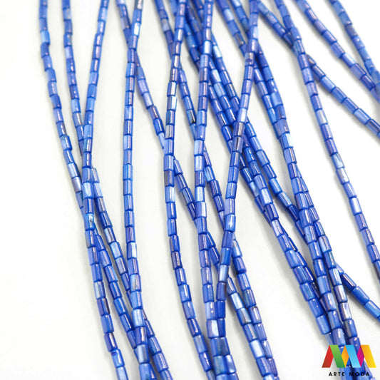 sedef školjka mekušac biser puž glavonožac kalcijev karbonat hitin poludrago kamenje repromaterijal poludragi kamen mineral Sedef je lako prepoznatljiva glatka tvar duginih boja koja tvori unutarnji sloj školjke određenih vrsta mekušaca i prekriva vanjski sloj bisera Sastoji se od kalcijevog karbonata kojeg izlučuju neki morski i slatkovodni mekušci te ga ova struktura čini otpornim na oštećenja dajući joj prepoznatljivi i jedinstveni sedefasti sjaj arte moda repromaterijal