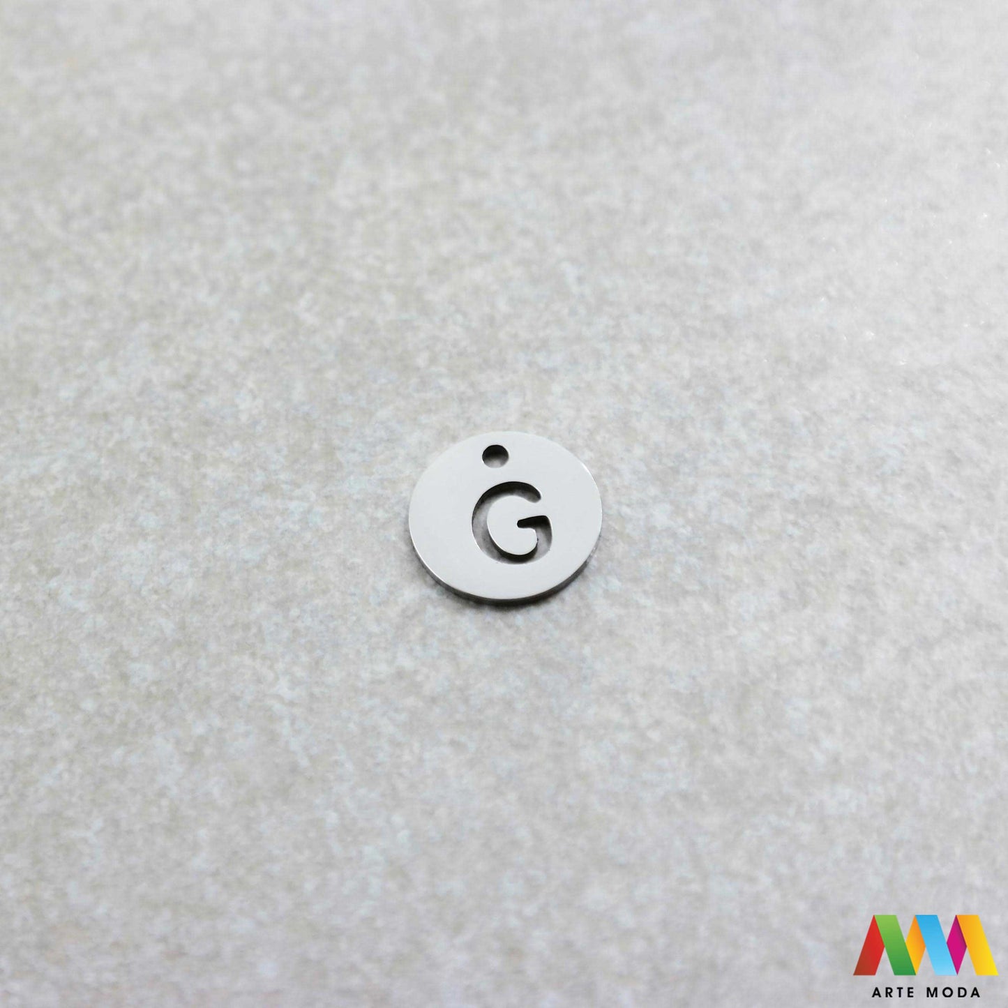 G slovo slova privjesak s jednom rupom privjesak od čelika privjesak čelik repromaterijal čelični ogrlice ogrlica narukvica narukvice nanožnica nehrđajući Slova izrađena od nehrđajućeg čelika 316L koja služe za izradu nakita poput narukvica ili ogrlica najčešće se koriste za nizanje na sajlu gumu flaks i ostale materijale