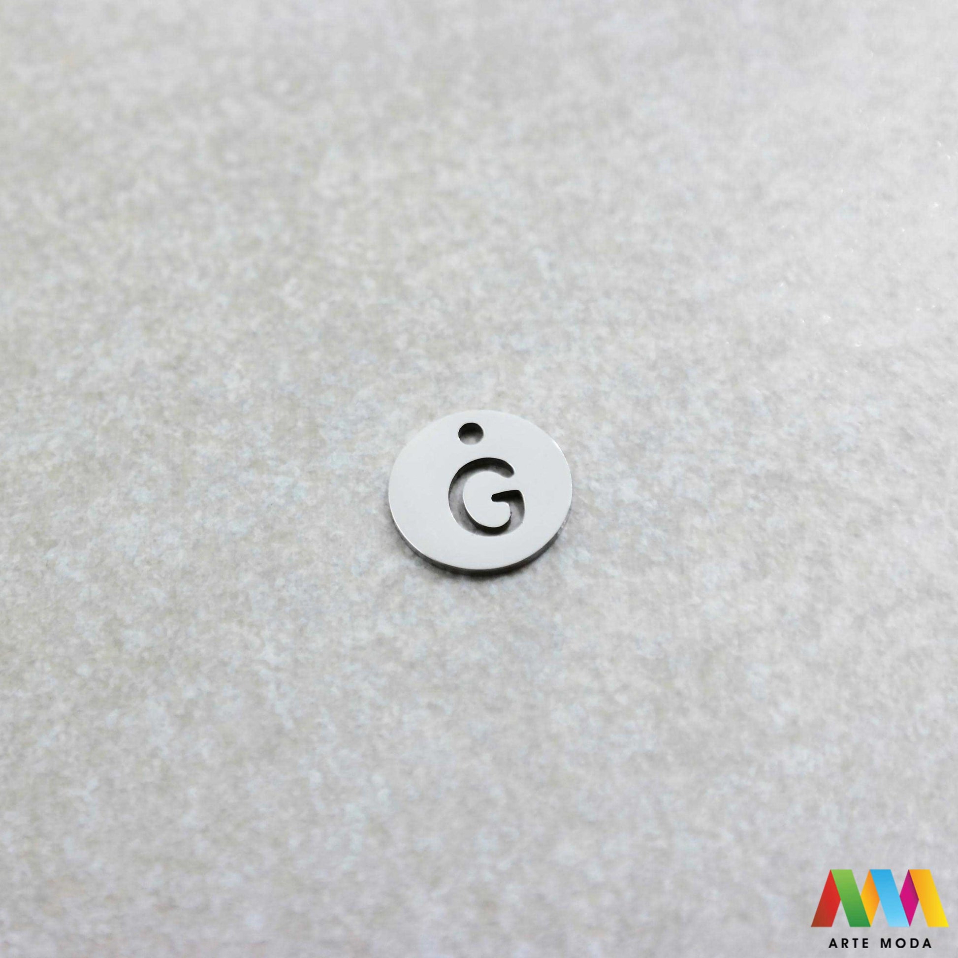 G slovo slova privjesak s jednom rupom privjesak od čelika privjesak čelik repromaterijal čelični ogrlice ogrlica narukvica narukvice nanožnica nehrđajući Slova izrađena od nehrđajućeg čelika 316L koja služe za izradu nakita poput narukvica ili ogrlica najčešće se koriste za nizanje na sajlu gumu flaks i ostale materijale