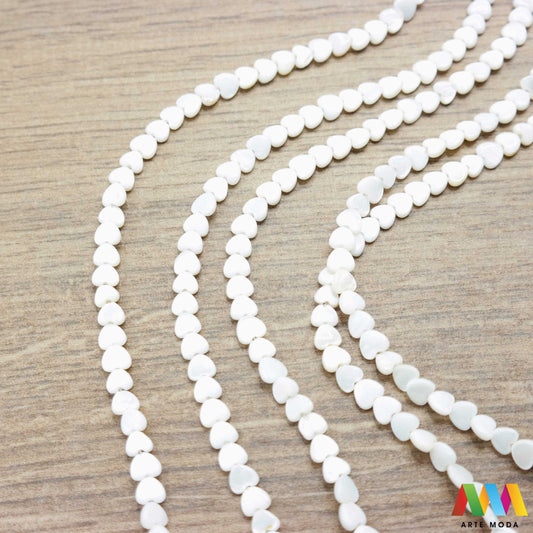 sedef školjka mekušac biser puž glavonožac kalcijev karbonat hitin poludrago kamenje repromaterijal poludragi kamen mineral Sedef je lako prepoznatljiva glatka tvar duginih boja koja tvori unutarnji sloj školjke određenih vrsta mekušaca i prekriva vanjski sloj bisera Sastoji se od kalcijevog karbonata kojeg izlučuju neki morski i slatkovodni mekušci te ga ova struktura čini otpornim na oštećenja dajući joj prepoznatljivi i jedinstveni sedefasti sjaj arte moda repromaterijal