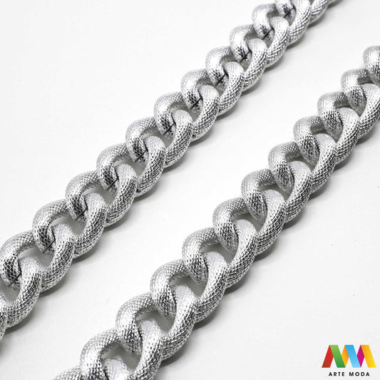 aluminijski lanac torbe ruksak nakit lagani izrada aluminij DIY materijal remen ogrlice narukvice karike ručke pribor komponente ukrasni repromaterijal Želite lagan i trendi materijal Aluminijski lanci savršeni su za vaše projekte Idealni su za izradu laganih remena za torbe ili statement nakita ogrlice narukvice Lakši su od klasičnih metala ne opterećuju i dolaze u raznim bojama i debljinama Lako ih je rezati i oblikovati laganu eleganciju za svoj uradi sam nakit i modne dodatke arte moda repromaterijal