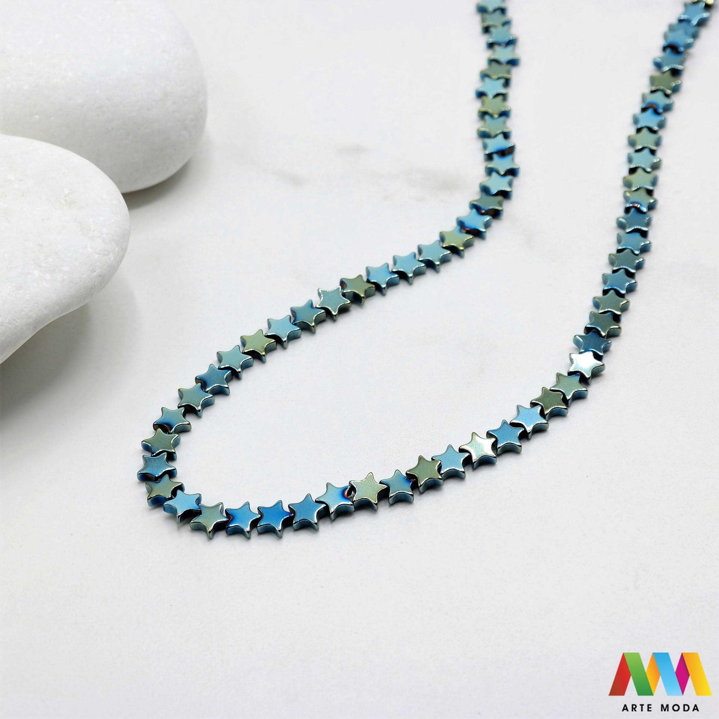 hematit krvavi kamen poludragi mineral metalni sjaj kvarc zrcalo kristal prirodni metalik meditacija zaštita repromaterijal Hematit (ili krvavi kamen) je prirodni mineral smeđe sive ili crne boje karakteriziran prisustvom hladnog metalnog sjaja Vjeruje se da pomaže u jačanju volje samopouzdanja i povezanosti s majkom zemljom Nakit izrađen od njega fascinira svojim tajanstvenim zrcalnim sjajem