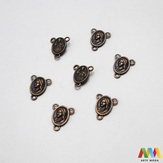 metalni razdjelnik konektor izrada krunice krunica metalni dijelovi krunicu repromaterijal sakralni nakit vjerski križić spojnica krunica perle pribor diy Gospa i Milosrdni Isus Neizostavan element za svaku krunicu Ovi kvalitetni metalni razdjelnici poznati i kao konektori služe za spajanje dijelova krunice i naglašavaju njezinu središnju točku Izrađeni od izdržljivog metala naši razdjelnici su savršen izbor za izradu vlastitih krunica bilo da koristite perle staklo ili kamenje arte moda repromaterijal