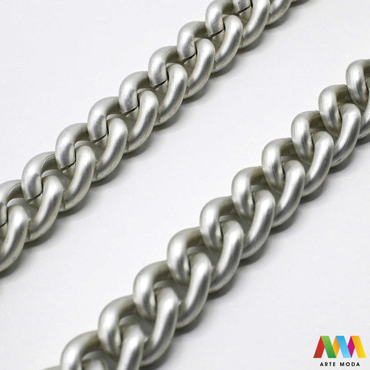 aluminijski lanac torbe ruksak nakit lagani izrada aluminij DIY materijal remen ogrlice narukvice karike ručke pribor komponente ukrasni repromaterijal Želite lagan i trendi materijal Aluminijski lanci savršeni su za vaše projekte Idealni su za izradu laganih remena za torbe ili statement nakita ogrlice narukvice Lakši su od klasičnih metala ne opterećuju i dolaze u raznim bojama i debljinama Lako ih je rezati i oblikovati laganu eleganciju za svoj uradi sam nakit i modne dodatke arte moda repromaterijal