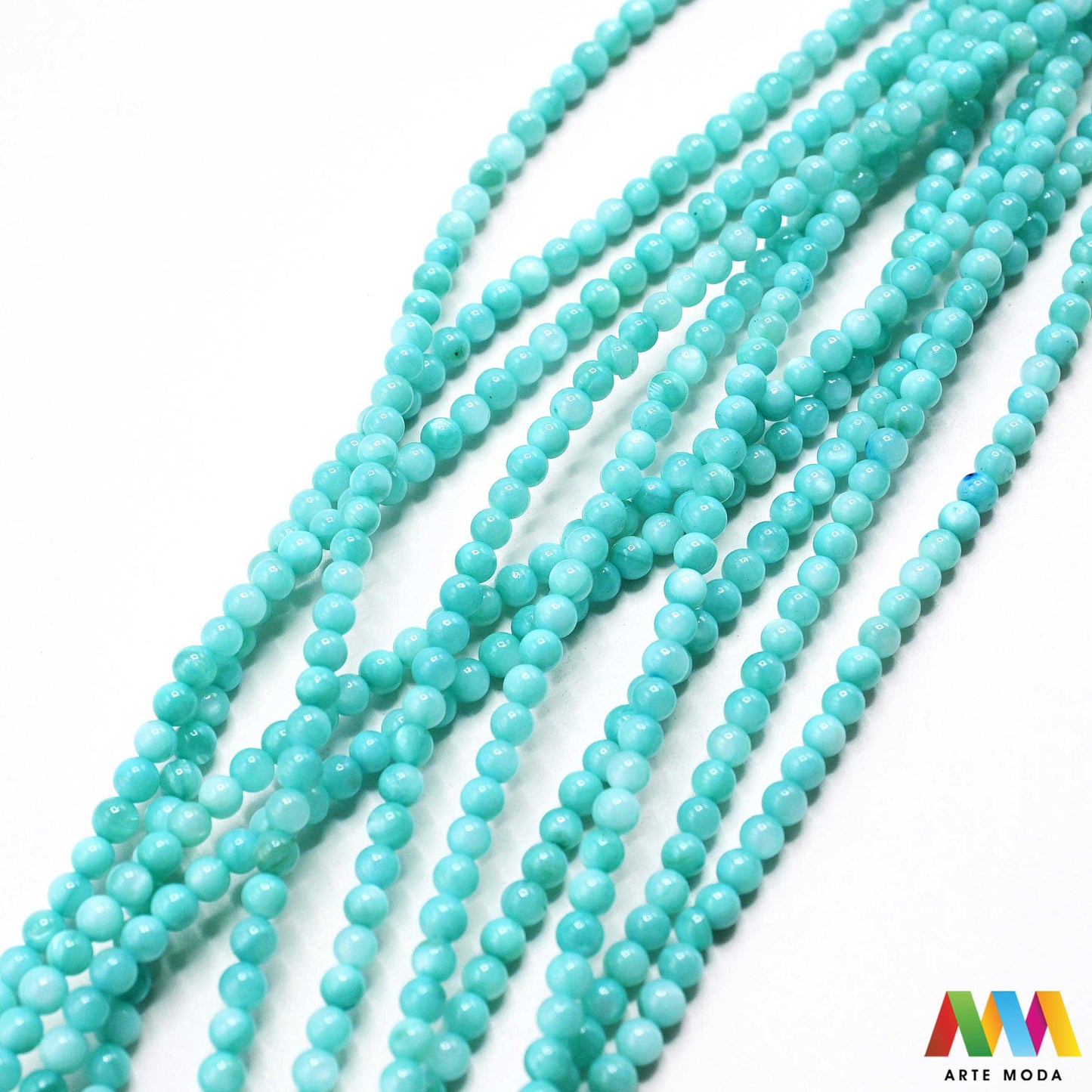 sedef školjka mekušac biser puž glavonožac kalcijev karbonat hitin poludrago kamenje repromaterijal poludragi kamen mineral Sedef je lako prepoznatljiva glatka tvar duginih boja koja tvori unutarnji sloj školjke određenih vrsta mekušaca i prekriva vanjski sloj bisera Sastoji se od kalcijevog karbonata kojeg izlučuju neki morski i slatkovodni mekušci te ga ova struktura čini otpornim na oštećenja dajući joj prepoznatljivi i jedinstveni sedefasti sjaj arte moda repromaterijal