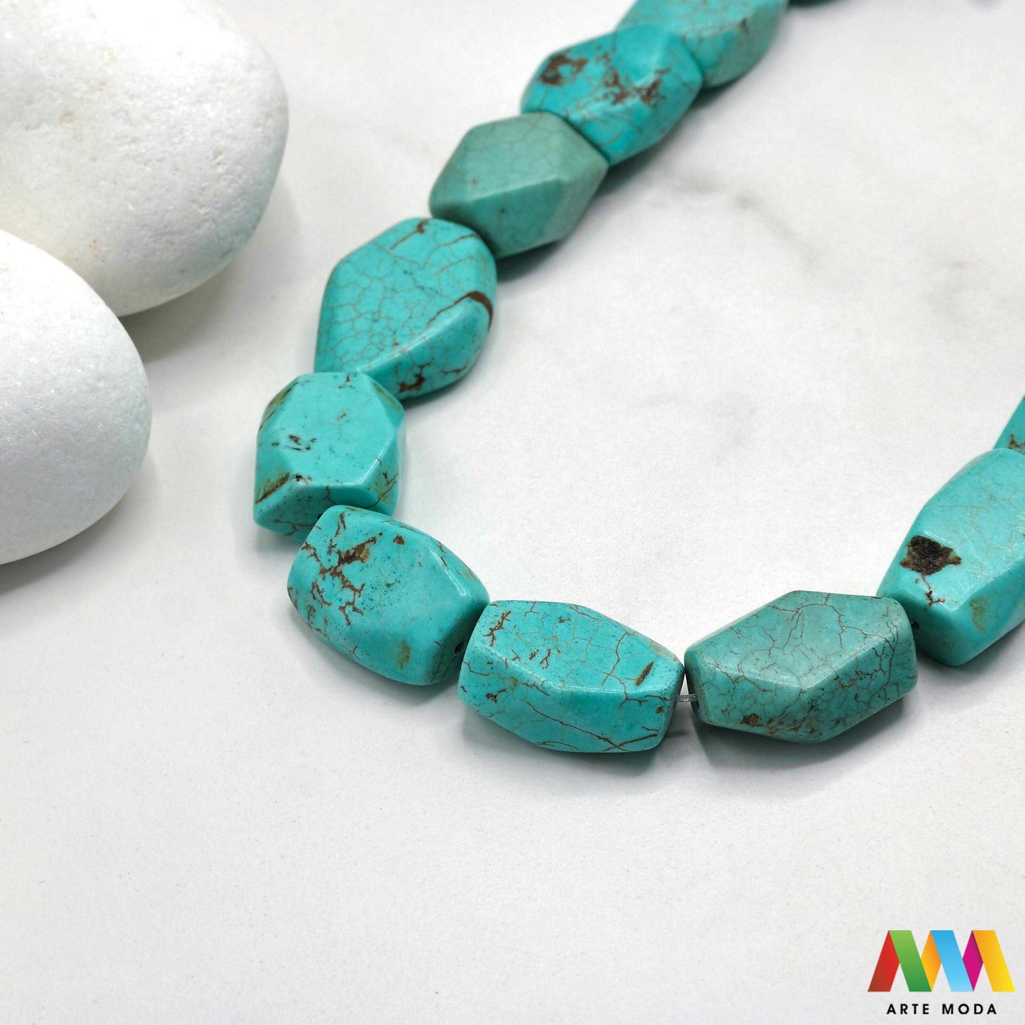 tirkiz poludragi kamen kristal mineral nakit prirodni meditacija zaštita sreća plava grlena čakra ljekovito kamenje energija kristala Simbol neba i mora ovaj prekrasni plavi poludragi kamen cijenjen je zbog svoje ljepote i metafizičkih svojstava Vjeruje se da pomaže u komunikaciji donosi sreću i štiti od negativne energije Savršen je za izradu nakita i meditaciju