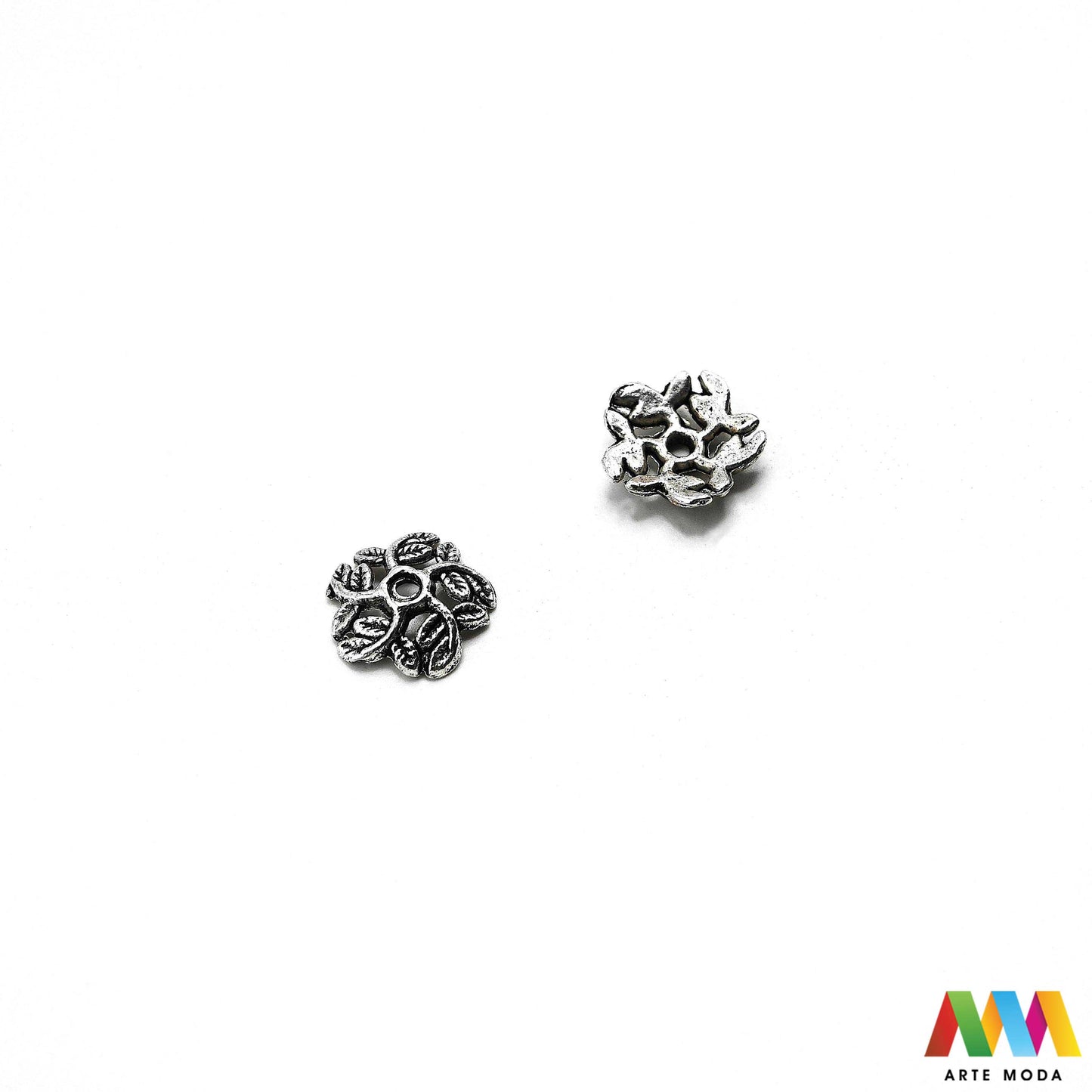 Luksuzne metalne filigranske ljevane kapice za perle u srebrnoj zlatnoj i brončanoj boji izložene Prikazane su čvrste i detaljno lijevane ornamentne kapice krunice i zvonoliki ukrasi koji obujmljuju okrugle staklene drvene i kamene perle pri izradi nakita Vrhunski metalni repromaterijal i masivniji dekorativni razdjelnici s preciznim rupama za nizanje namijenjeni za izradu unikatnih ogrlica narukvica i visećih naušnica u DIY radionicama za ručnu izradu modnog i vintage nakita arte moda repromaterijali