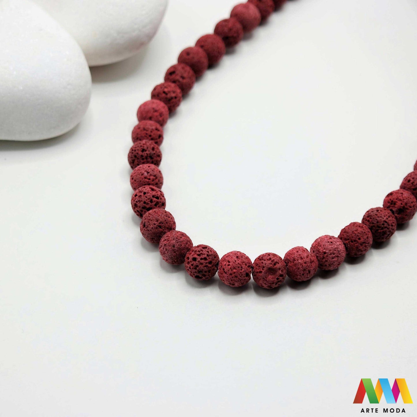 lava kamen vulkanska perle poludragi prirodni mat eterična ulja aromaterapija nakit izrada DIY repromaterijal mineral kristal narukvica ogrlica Tražite jedinstveni materijal za nakit Vulkanska lava je poludragi kamen s moćnom pričom Njegova porozna mat tekstura savršena je za izradu aromaterapijskog nakita jer sjajno upija i difuzira eterična ulja Lagan je simbolizira snagu i uzemljenje te je idealan za unisex i muške narukvice i ogrlice arte moda repromaterijal