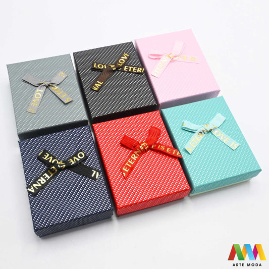 kutijice ukrasne kartonske kutije za nakit poklon ambalaža darivanje pakiranje poklopac prstenje ogrlice naušnice luksuzne elegantne ručni rad personalizirane dar Savršeno pakiranje ljepota vaših kreacija elegantnih i čvrstih kartonskih kutija izrađenih od kvalitetnog papira s mekanim umetkom od spužve prstenje ogrlice naušnice i narukvice nježnu zaštitu od ogrebotina dodaju dašak luksuza i profinjenosti vašem poklonu izloženom nakitu Dostupne u raznim veličinama bojama i dezenima arte moda repromaterijal