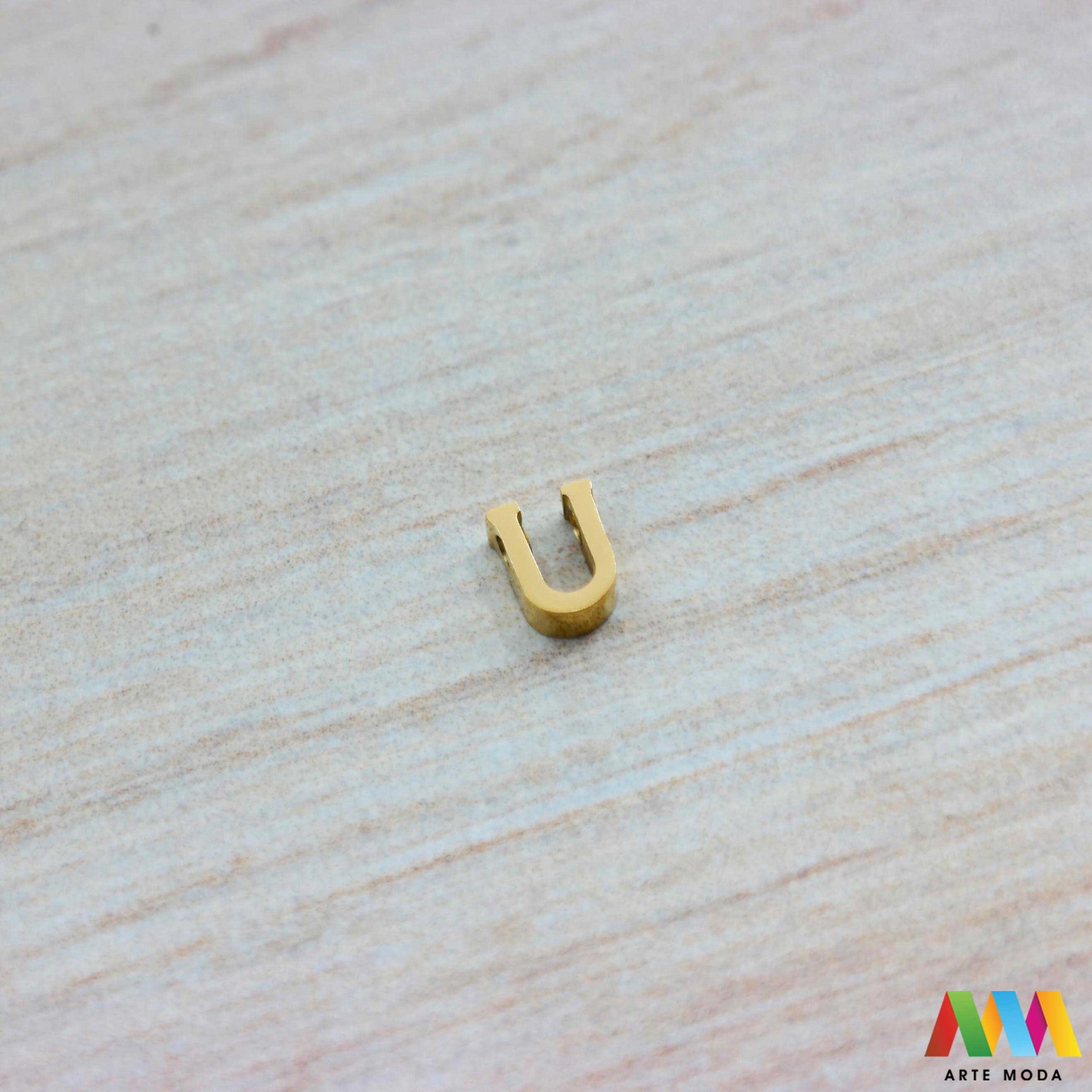 U slovo slova privjesak s jednom rupom privjesak od čelika privjesak čelik repromaterijal čelični ogrlice ogrlica narukvica narukvice nanožnica nehrđajući Slova izrađena od nehrđajućeg čelika 316L koja služe za izradu nakita poput narukvica ili ogrlica najčešće se koriste za nizanje na sajlu gumu flaks i ostale materijale