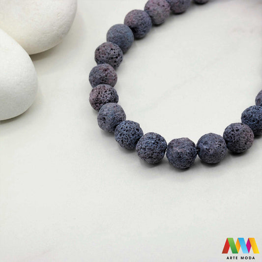 lava kamen vulkanska perle poludragi prirodni mat eterična ulja aromaterapija nakit izrada DIY repromaterijal mineral kristal narukvica ogrlica Tražite jedinstveni materijal za nakit Vulkanska lava je poludragi kamen s moćnom pričom Njegova porozna mat tekstura savršena je za izradu aromaterapijskog nakita jer sjajno upija i difuzira eterična ulja Lagan je simbolizira snagu i uzemljenje te je idealan za unisex i muške narukvice i ogrlice arte moda repromaterijal