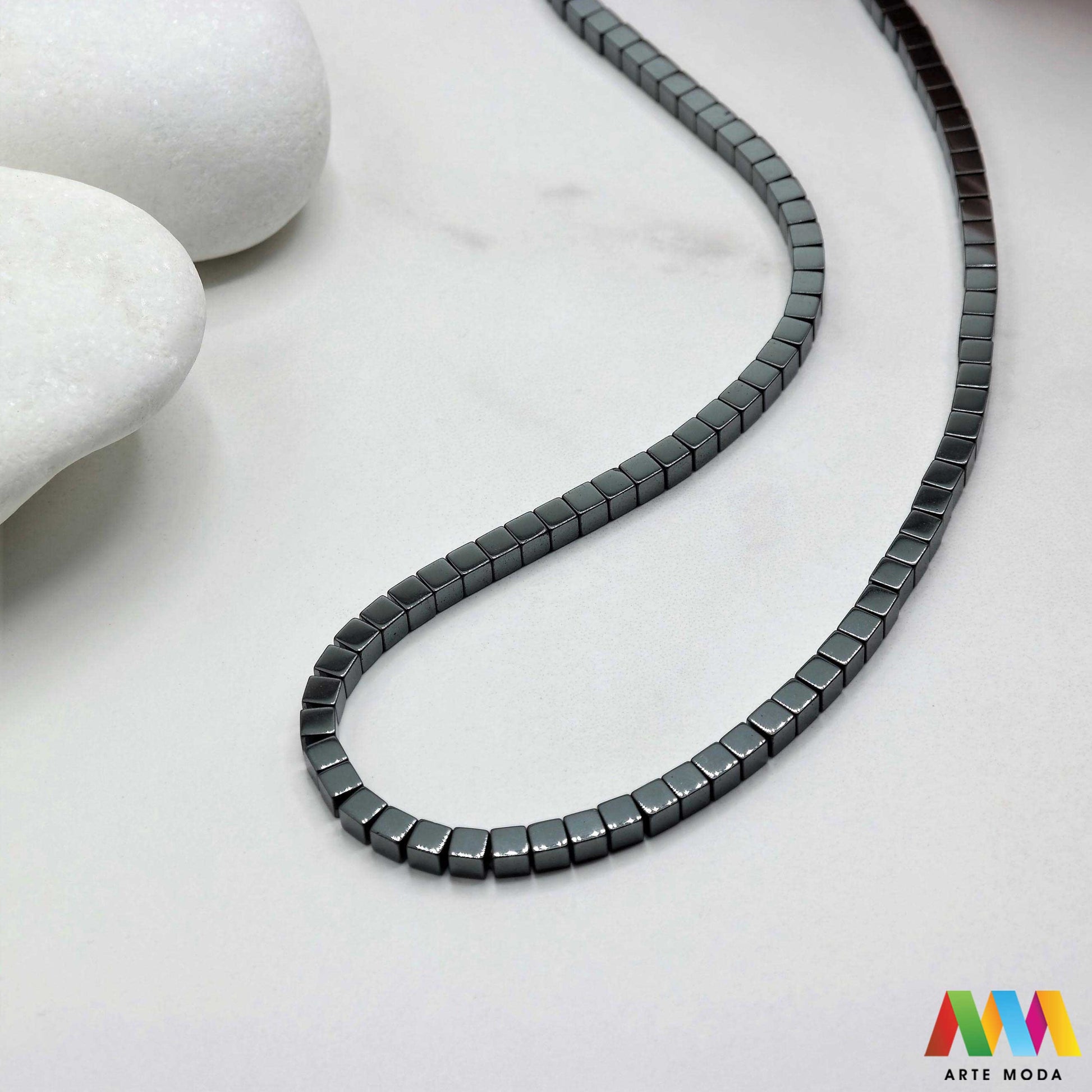 hematit krvavi kamen poludragi mineral metalni sjaj kvarc zrcalo kristal prirodni metalik meditacija zaštita repromaterijal Hematit (ili krvavi kamen) je prirodni mineral smeđe sive ili crne boje karakteriziran prisustvom hladnog metalnog sjaja Vjeruje se da pomaže u jačanju volje samopouzdanja i povezanosti s majkom zemljom Nakit izrađen od njega fascinira svojim tajanstvenim zrcalnim sjajem