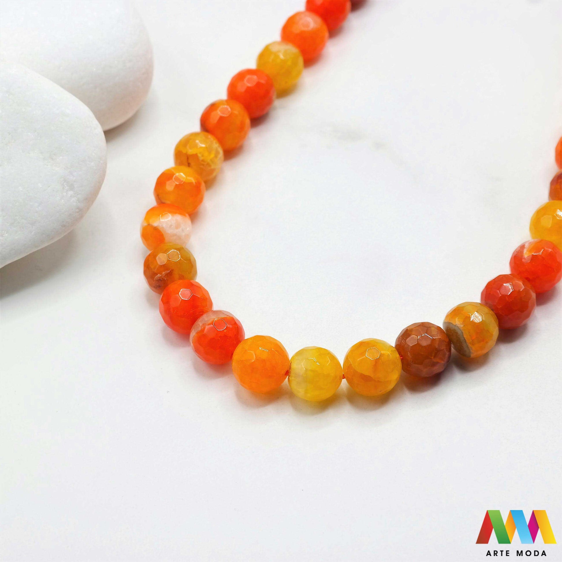 poludragi kamen ahat kristal kalcedon polu dragi poludrago kamenje dragulj mineral kvarc Ahat je jedan od najrasprostranjenijih kristala na planeti Ahat spada u grupu kalcedona izrazito je dekorativan te se od njega izrađuje lijepi nakit i ukrasni predmeti U Hrvatskoj je poznati Lepoglavski Ahat s brda Gaveznica