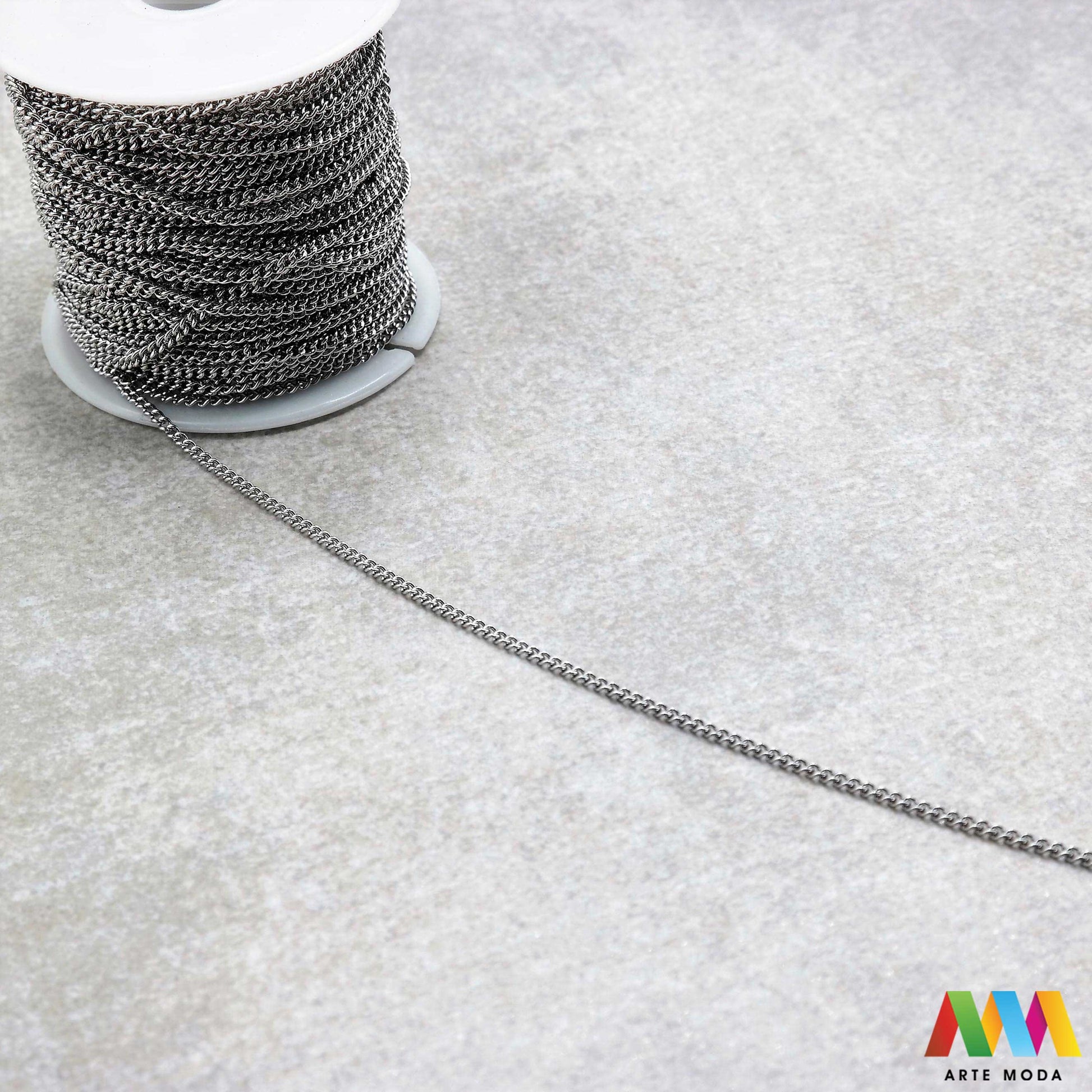 lanac lanci čelik repromaterijal čelični ogrlice narukvice nehrđajući na metre metar kolutu boji nakit inox metru izrada nakita DIY obojeni hipoalergeni tanki bogatstvo boja i modela za vaše kreativne projekte! lanaca na kolutu fleksibilnost s lancima od visokokvalitetnog nehrđajućeg čelika klasičnih srebrnih tonova elegantne zlatne moderne rose gold ili živih boja modelima od tankih i delikatnih do robusnih i upečatljivihž potrebno da izradite unikatne ogrlice i narukvice arte moda repromaterijal