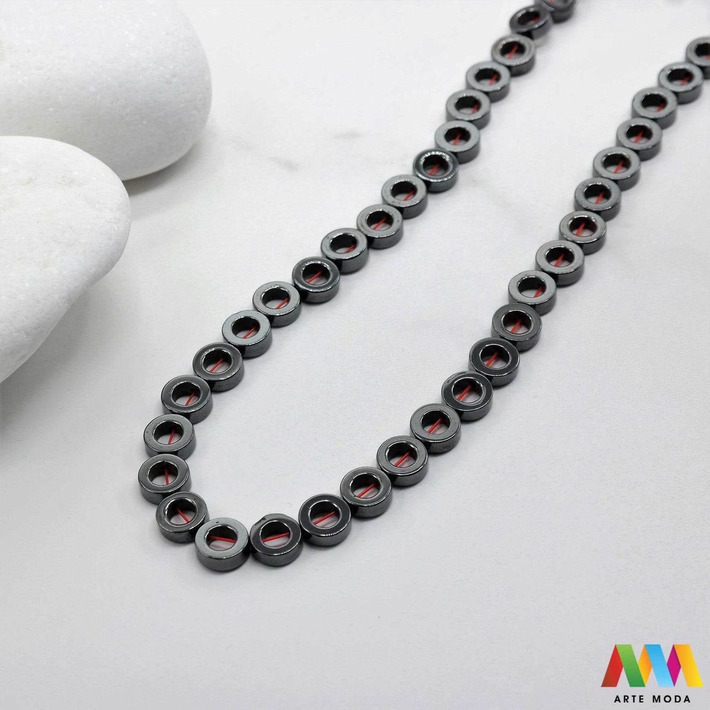 hematit krvavi kamen poludragi mineral metalni sjaj kvarc zrcalo kristal prirodni metalik meditacija zaštita repromaterijal Hematit (ili krvavi kamen) je prirodni mineral smeđe sive ili crne boje karakteriziran prisustvom hladnog metalnog sjaja Vjeruje se da pomaže u jačanju volje samopouzdanja i povezanosti s majkom zemljom Nakit izrađen od njega fascinira svojim tajanstvenim zrcalnim sjajem