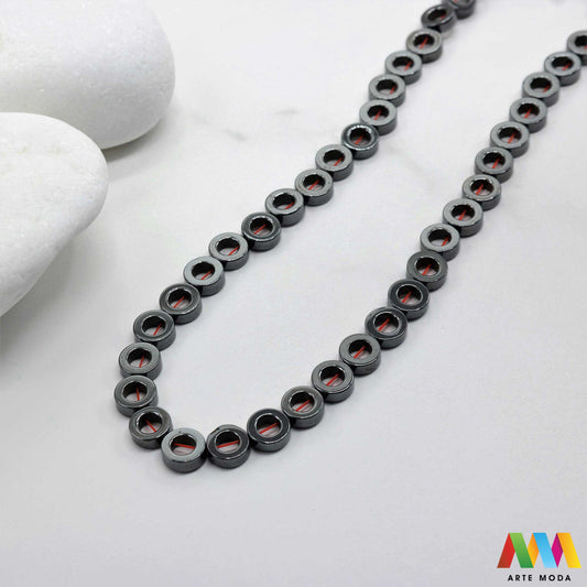 hematit krvavi kamen poludragi mineral metalni sjaj kvarc zrcalo kristal prirodni metalik meditacija zaštita repromaterijal Hematit (ili krvavi kamen) je prirodni mineral smeđe sive ili crne boje karakteriziran prisustvom hladnog metalnog sjaja Vjeruje se da pomaže u jačanju volje samopouzdanja i povezanosti s majkom zemljom Nakit izrađen od njega fascinira svojim tajanstvenim zrcalnim sjajem