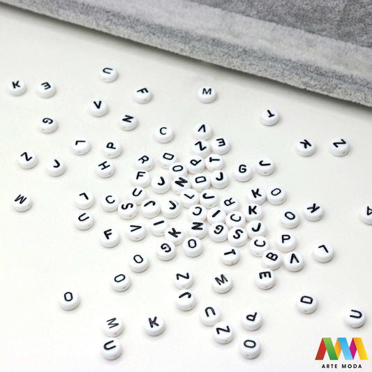 slova brojevi plastične nizanje imenom narukvice prijateljstva dječji nakit personalizirani kockaste perle okrugle abeceda DIY ručni rad izrada mix mješana Stvorite personalizirani nakit s našim plastičnim slovima i brojevima Perle u obliku kocki i krugova idealne su za izradu narukvica s imenom i porukama Lagane su šarene i savršene za dječji nakit i narukvice prijateljstva Lako nizanje za maksimalnu uradi sam zabavu arte moda repromaterijal