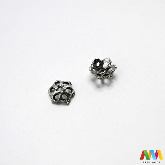 Luksuzne metalne filigranske ljevane kapice za perle u srebrnoj zlatnoj i brončanoj boji izložene Prikazane su čvrste i detaljno lijevane ornamentne kapice krunice i zvonoliki ukrasi koji obujmljuju okrugle staklene drvene i kamene perle pri izradi nakita Vrhunski metalni repromaterijal i masivniji dekorativni razdjelnici s preciznim rupama za nizanje namijenjeni za izradu unikatnih ogrlica narukvica i visećih naušnica u DIY radionicama za ručnu izradu modnog i vintage nakita arte moda repromaterijali