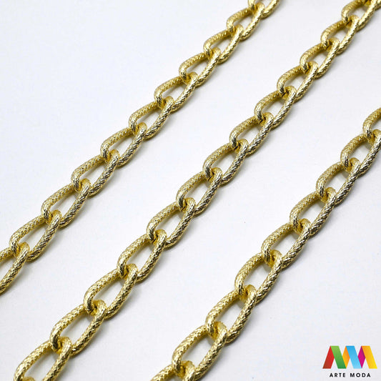 aluminijski lanac torbe ruksak nakit lagani izrada aluminij DIY materijal remen ogrlice narukvice karike ručke pribor komponente ukrasni repromaterijal Želite lagan i trendi materijal Aluminijski lanci savršeni su za vaše projekte Idealni su za izradu laganih remena za torbe ili statement nakita ogrlice narukvice Lakši su od klasičnih metala ne opterećuju i dolaze u raznim bojama i debljinama Lako ih je rezati i oblikovati laganu eleganciju za svoj uradi sam nakit i modne dodatke arte moda repromaterijal