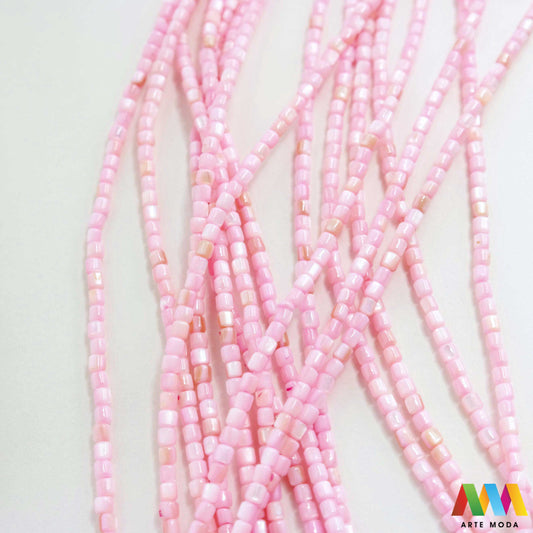 sedef školjka mekušac biser puž glavonožac kalcijev karbonat hitin poludrago kamenje repromaterijal poludragi kamen mineral Sedef je lako prepoznatljiva glatka tvar duginih boja koja tvori unutarnji sloj školjke određenih vrsta mekušaca i prekriva vanjski sloj bisera Sastoji se od kalcijevog karbonata kojeg izlučuju neki morski i slatkovodni mekušci te ga ova struktura čini otpornim na oštećenja dajući joj prepoznatljivi i jedinstveni sedefasti sjaj arte moda repromaterijal