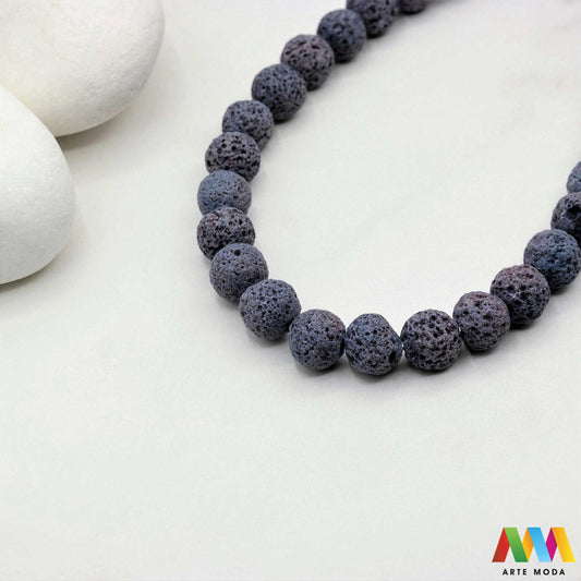 lava kamen vulkanska perle poludragi prirodni mat eterična ulja aromaterapija nakit izrada DIY repromaterijal mineral kristal narukvica ogrlica Tražite jedinstveni materijal za nakit Vulkanska lava je poludragi kamen s moćnom pričom Njegova porozna mat tekstura savršena je za izradu aromaterapijskog nakita jer sjajno upija i difuzira eterična ulja Lagan je simbolizira snagu i uzemljenje te je idealan za unisex i muške narukvice i ogrlice arte moda repromaterijal