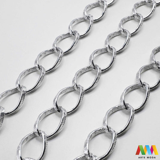 aluminijski lanac torbe ruksak nakit lagani izrada aluminij DIY materijal remen ogrlice narukvice karike ručke pribor komponente ukrasni repromaterijal Želite lagan i trendi materijal Aluminijski lanci savršeni su za vaše projekte Idealni su za izradu laganih remena za torbe ili statement nakita ogrlice narukvice Lakši su od klasičnih metala ne opterećuju i dolaze u raznim bojama i debljinama Lako ih je rezati i oblikovati laganu eleganciju za svoj uradi sam nakit i modne dodatke arte moda repromaterijal