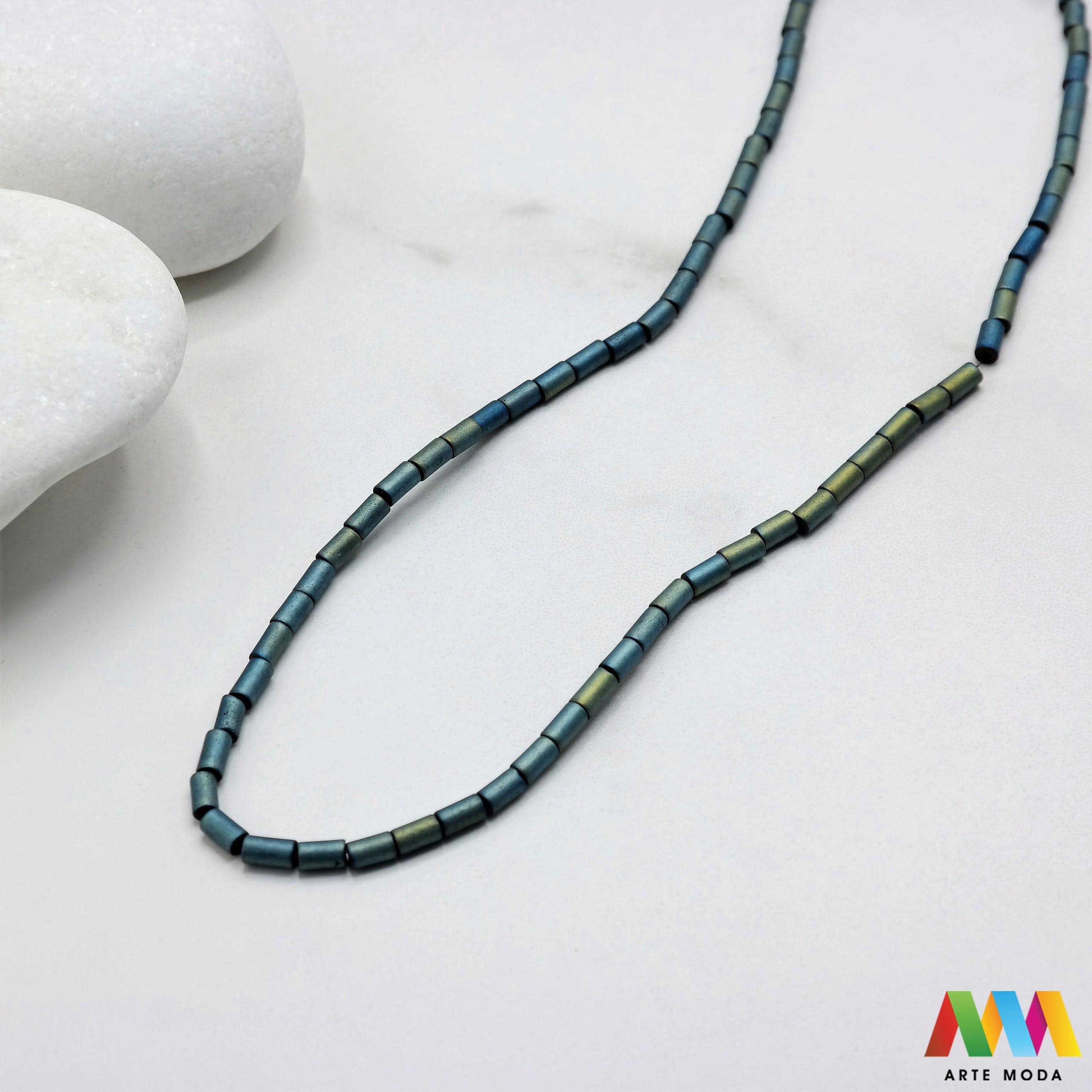 hematit krvavi kamen poludragi mineral metalni sjaj kvarc zrcalo kristal prirodni metalik meditacija zaštita repromaterijal Hematit (ili krvavi kamen) je prirodni mineral smeđe sive ili crne boje karakteriziran prisustvom hladnog metalnog sjaja Vjeruje se da pomaže u jačanju volje samopouzdanja i povezanosti s majkom zemljom Nakit izrađen od njega fascinira svojim tajanstvenim zrcalnim sjajem