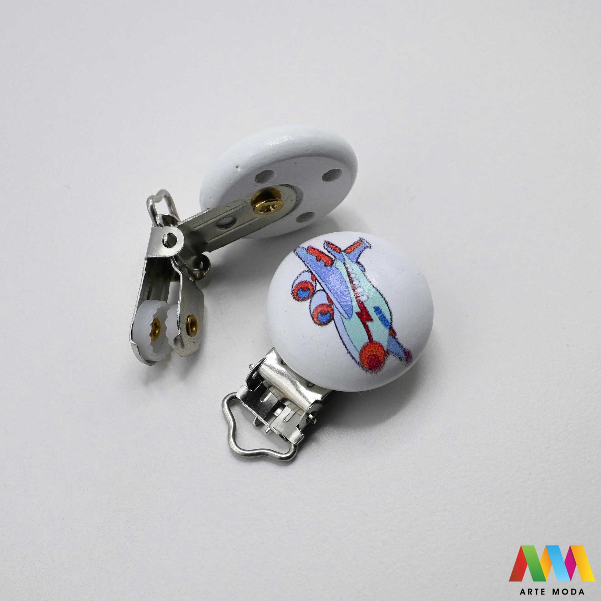 metalne kopče drvene za dude pribor bebe djeca personalizirane repromaterijal duda beba drveni element Avion Savršen izbor za izradu sigurnih i jedinstvenih duda za vaše najmlađe Kombinacija izdržljivog metala i toplog drveta daje ovim kopčama elegantan izgled i čini ih idealnim za personalizaciju Naše kopče su sigurne za djecu bez oštrih rubova i izrađene od kvalitetnih materijala