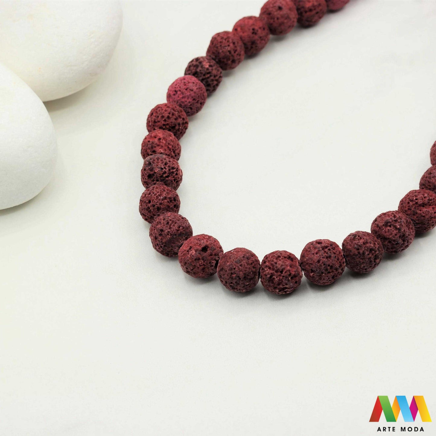 lava kamen vulkanska perle poludragi prirodni mat eterična ulja aromaterapija nakit izrada DIY repromaterijal mineral kristal narukvica ogrlica Tražite jedinstveni materijal za nakit Vulkanska lava je poludragi kamen s moćnom pričom Njegova porozna mat tekstura savršena je za izradu aromaterapijskog nakita jer sjajno upija i difuzira eterična ulja Lagan je simbolizira snagu i uzemljenje te je idealan za unisex i muške narukvice i ogrlice arte moda repromaterijal