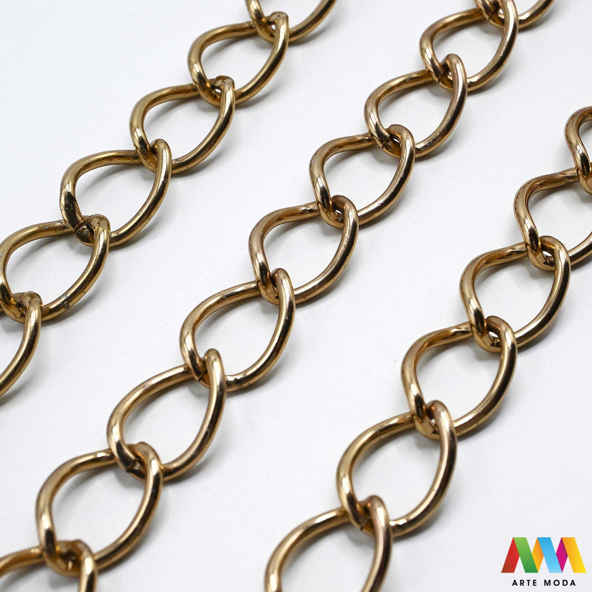 aluminijski lanac torbe ruksak nakit lagani izrada aluminij DIY materijal remen ogrlice narukvice karike ručke pribor komponente ukrasni repromaterijal Želite lagan i trendi materijal Aluminijski lanci savršeni su za vaše projekte Idealni su za izradu laganih remena za torbe ili statement nakita ogrlice narukvice Lakši su od klasičnih metala ne opterećuju i dolaze u raznim bojama i debljinama Lako ih je rezati i oblikovati laganu eleganciju za svoj uradi sam nakit i modne dodatke arte moda repromaterijal