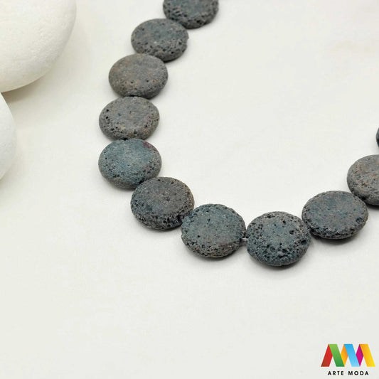 lava kamen vulkanska perle poludragi prirodni mat eterična ulja aromaterapija nakit izrada DIY repromaterijal mineral kristal narukvica ogrlica Tražite jedinstveni materijal za nakit Vulkanska lava je poludragi kamen s moćnom pričom Njegova porozna mat tekstura savršena je za izradu aromaterapijskog nakita jer sjajno upija i difuzira eterična ulja Lagan je simbolizira snagu i uzemljenje te je idealan za unisex i muške narukvice i ogrlice arte moda repromaterijal