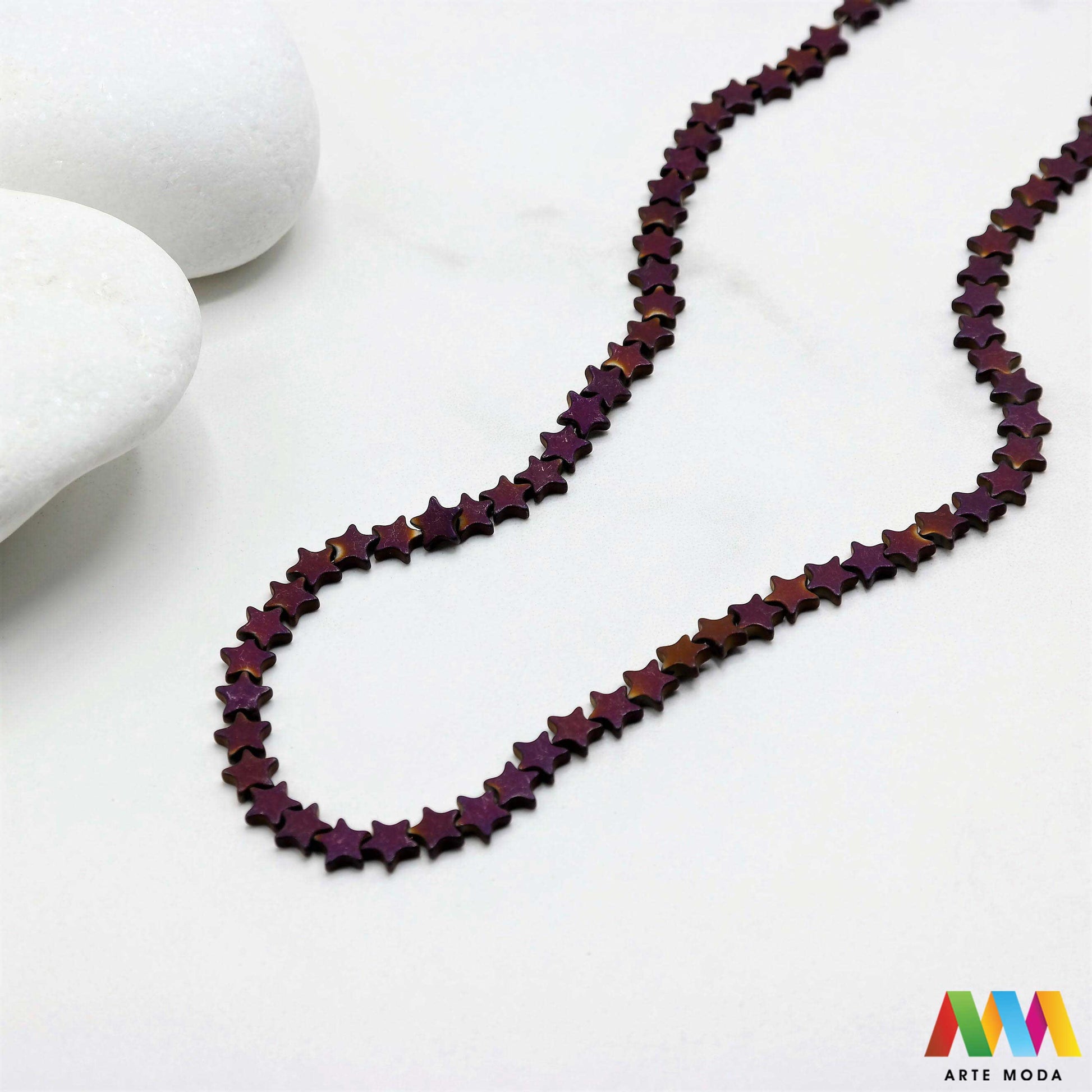 hematit krvavi kamen poludragi mineral metalni sjaj kvarc zrcalo kristal prirodni metalik meditacija zaštita repromaterijal Hematit (ili krvavi kamen) je prirodni mineral smeđe sive ili crne boje karakteriziran prisustvom hladnog metalnog sjaja Vjeruje se da pomaže u jačanju volje samopouzdanja i povezanosti s majkom zemljom Nakit izrađen od njega fascinira svojim tajanstvenim zrcalnim sjajem