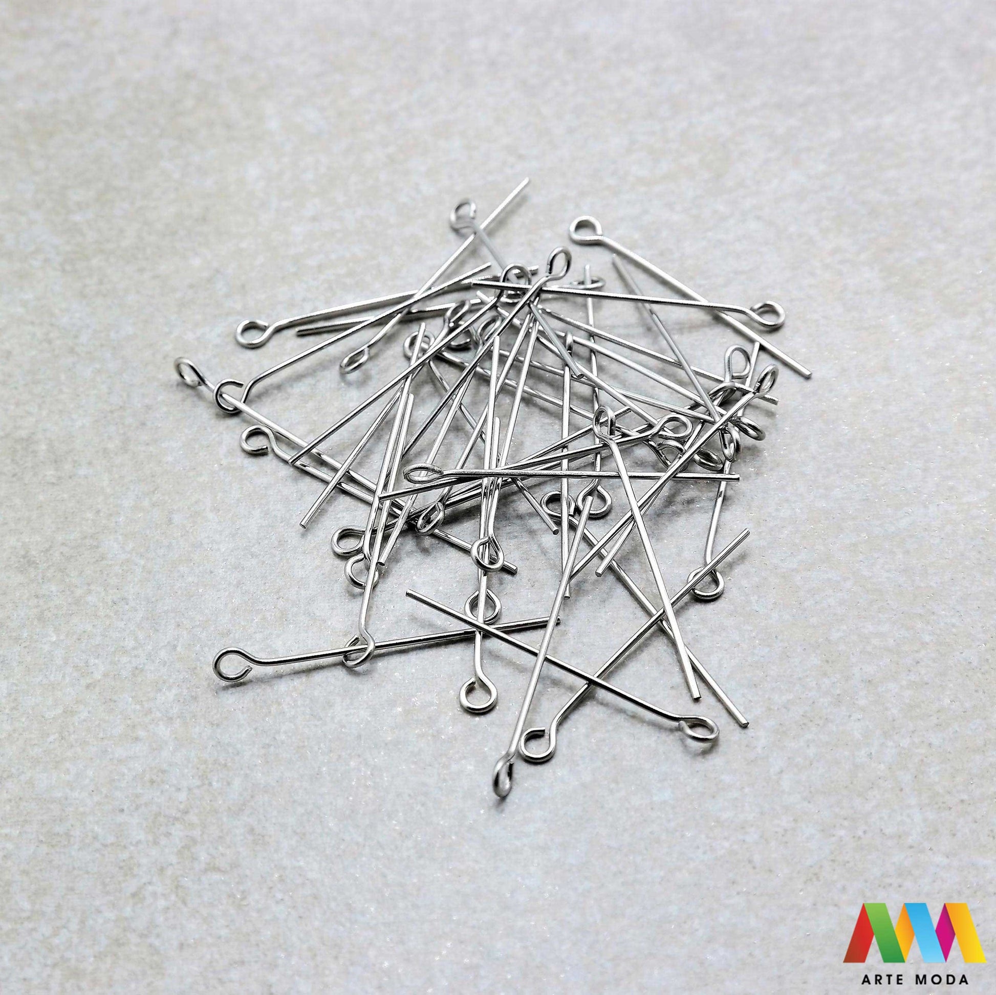 čavlići za viseće privjeske perle čavao naušnice narukvica ogrlica čelik repromaterijal čelični nehrđajući viseći privjesak kuka kuglica izrada pribor nakit inox spojni elementi baza element za stvaranje unikatnih visećih privjesaka i ukrasa čavlići od visokokvalitetnog nehrđajućeg čelika izradu naušnica ogrlica narukvica i krunica jednostavno nanižete perle i stvorite privlačne dugotrajne viseće elemente Otporni na koroziju i hipoalergeni idealni su za sve vaše kreativne projekte arte moda repromaterijal