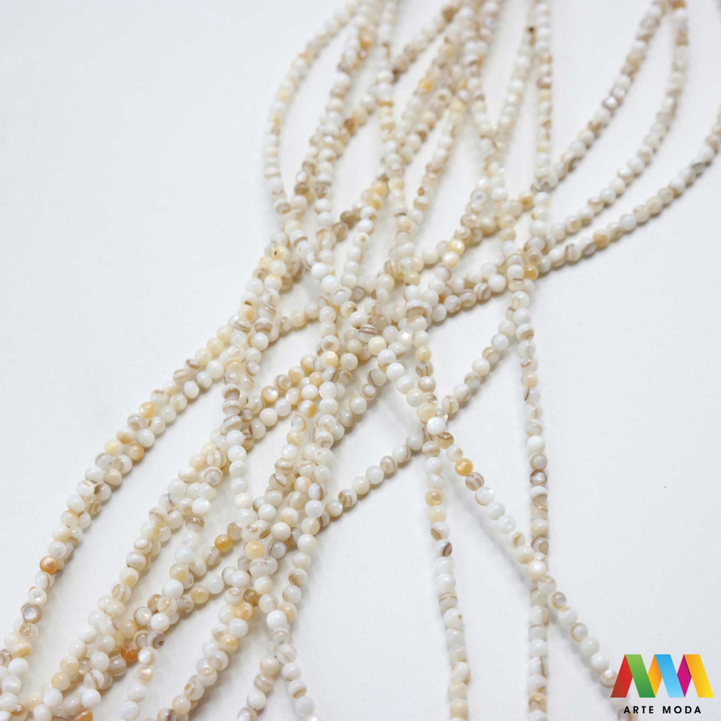 sedef školjka mekušac biser puž glavonožac kalcijev karbonat hitin poludrago kamenje repromaterijal poludragi kamen mineral Sedef je lako prepoznatljiva glatka tvar duginih boja koja tvori unutarnji sloj školjke određenih vrsta mekušaca i prekriva vanjski sloj bisera Sastoji se od kalcijevog karbonata kojeg izlučuju neki morski i slatkovodni mekušci te ga ova struktura čini otpornim na oštećenja dajući joj prepoznatljivi i jedinstveni sedefasti sjaj arte moda repromaterijal