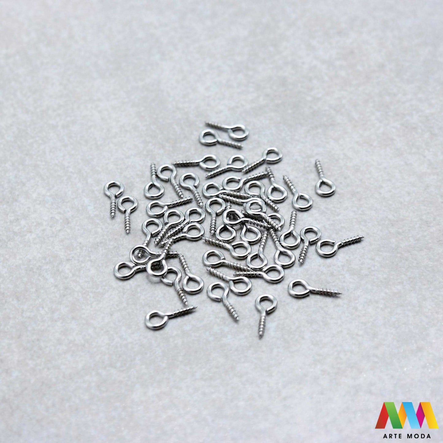 čavlići za viseće privjeske perle čavao naušnice narukvica ogrlica čelik repromaterijal čelični nehrđajući viseći privjesak kuka kuglica izrada pribor nakit inox spojni elementi baza element za stvaranje unikatnih visećih privjesaka i ukrasa čavlići od visokokvalitetnog nehrđajućeg čelika izradu naušnica ogrlica narukvica i krunica jednostavno nanižete perle i stvorite privlačne dugotrajne viseće elemente Otporni na koroziju i hipoalergeni idealni su za sve vaše kreativne projekte arte moda repromaterijal