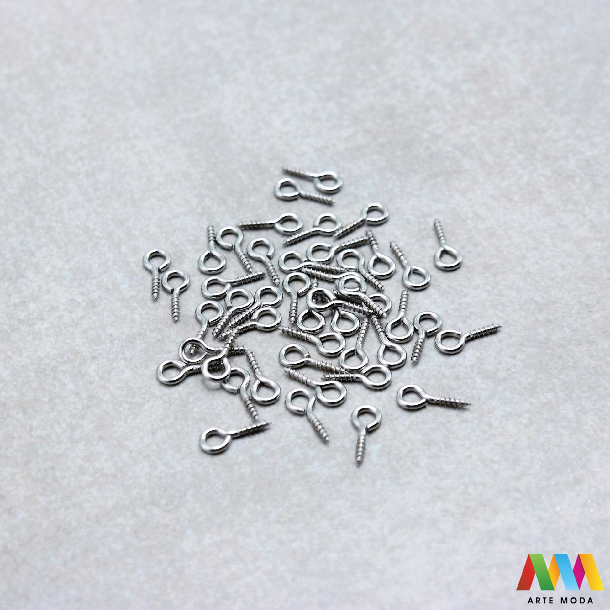 čavlići za viseće privjeske perle čavao naušnice narukvica ogrlica čelik repromaterijal čelični nehrđajući viseći privjesak kuka kuglica izrada pribor nakit inox spojni elementi baza element za stvaranje unikatnih visećih privjesaka i ukrasa čavlići od visokokvalitetnog nehrđajućeg čelika izradu naušnica ogrlica narukvica i krunica jednostavno nanižete perle i stvorite privlačne dugotrajne viseće elemente Otporni na koroziju i hipoalergeni idealni su za sve vaše kreativne projekte arte moda repromaterijal