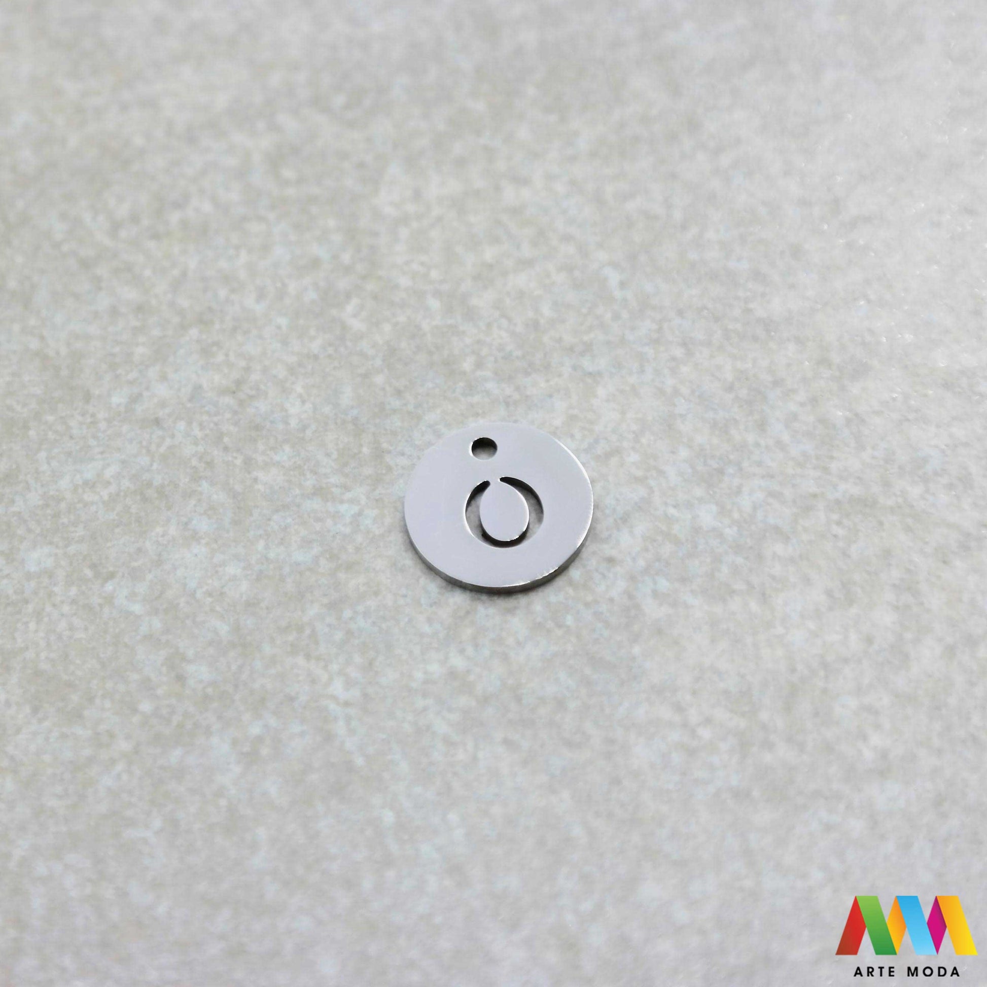 O slovo slova privjesak s jednom rupom privjesak od čelika privjesak čelik repromaterijal čelični ogrlice ogrlica narukvica narukvice nanožnica nehrđajući Slova izrađena od nehrđajućeg čelika 316L koja služe za izradu nakita poput narukvica ili ogrlica najčešće se koriste za nizanje na sajlu gumu flaks i ostale materijale