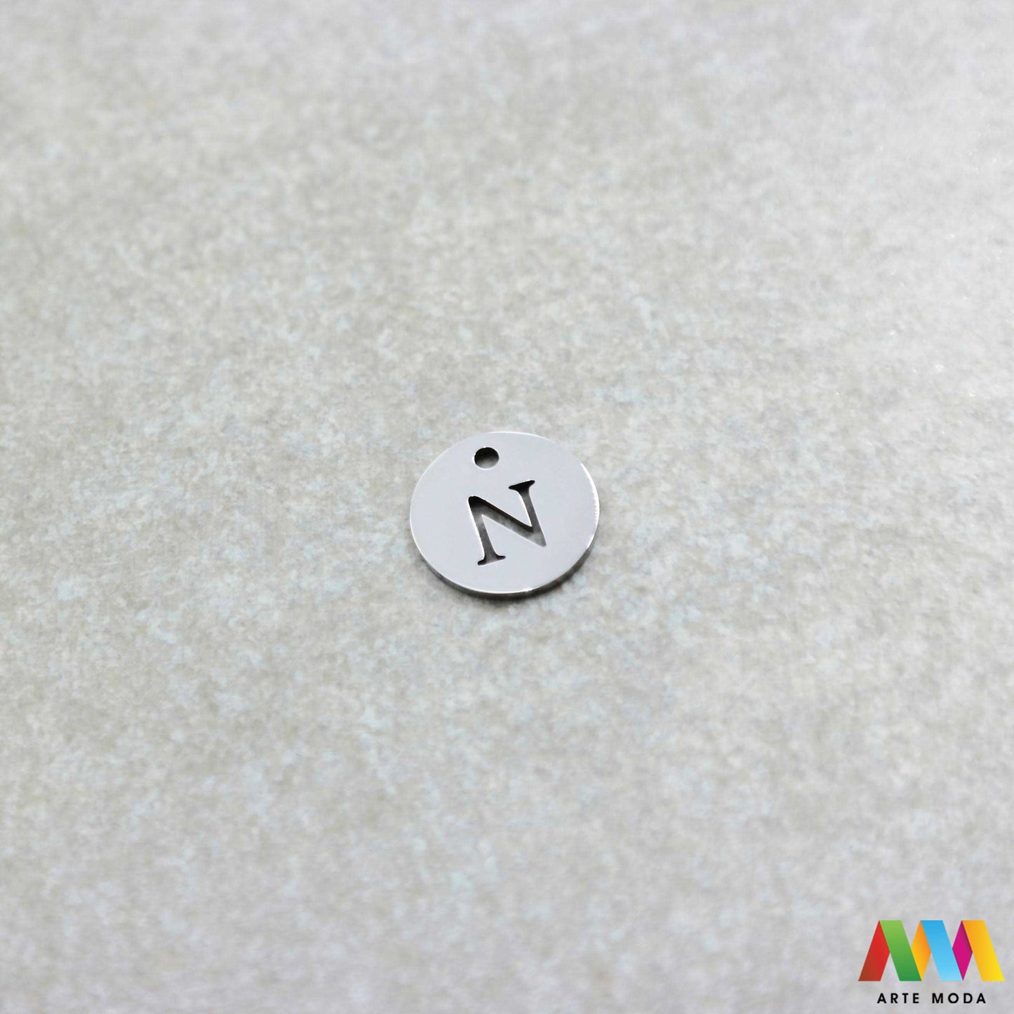 N slovo slova privjesak s jednom rupom privjesak od čelika privjesak čelik repromaterijal čelični ogrlice ogrlica narukvica narukvice nanožnica nehrđajući Slova izrađena od nehrđajućeg čelika 316L koja služe za izradu nakita poput narukvica ili ogrlica najčešće se koriste za nizanje na sajlu gumu flaks i ostale materijale