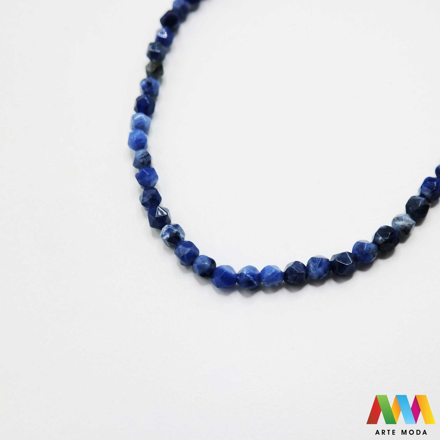 sodalit lazurit kamen kristal dragulj poludrago kamenje repromaterijal poludragi ukrasni mineral prirodni meditacija Sodalit moćan poludragi kamen nebesko plave boje cijenjen zbog svojih metafizičkih svojstava i ljepote Vjeruje se da pomaže u poboljšanju komunikacije jača intuiciju i donosi unutarnji mir Savršen je za meditaciju izradu nakita i kao ukrasni element u domu