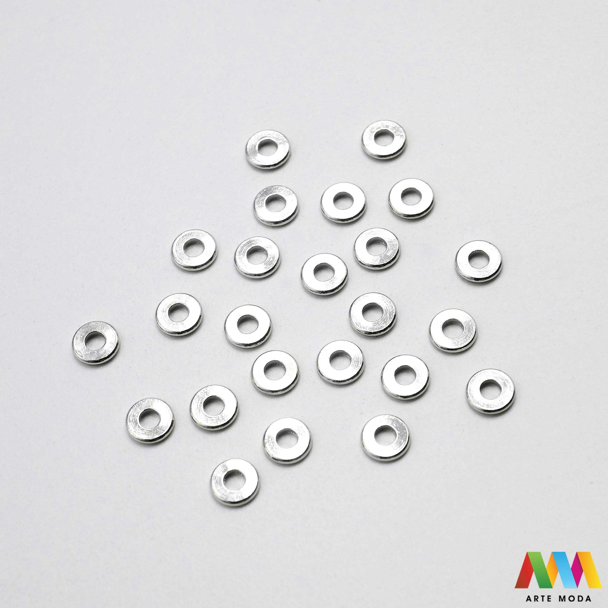 razdjelnik umetak spacer metalne izrada nakita DIY nakit distanceri metalni pribor separatori srebrne zlatne šajbice metalni za perle razmaknice komponente metal Mali ali ključni za profesionalan nakit Metalni umetci razdjelnici spacer perle služe za stvaranje razmaka i dodavanje sjaja perlama Sprječavaju trenje i ističu poludrago kamenje Neophodan element za izradu narukvica i ogrlica koje izgledaju bogatije i elegantnije arte moda repromaterijal
