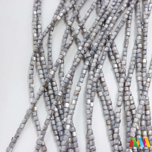 sedef školjka mekušac biser puž glavonožac kalcijev karbonat hitin poludrago kamenje repromaterijal poludragi kamen mineral Sedef je lako prepoznatljiva glatka tvar duginih boja koja tvori unutarnji sloj školjke određenih vrsta mekušaca i prekriva vanjski sloj bisera Sastoji se od kalcijevog karbonata kojeg izlučuju neki morski i slatkovodni mekušci te ga ova struktura čini otpornim na oštećenja dajući joj prepoznatljivi i jedinstveni sedefasti sjaj arte moda repromaterijal