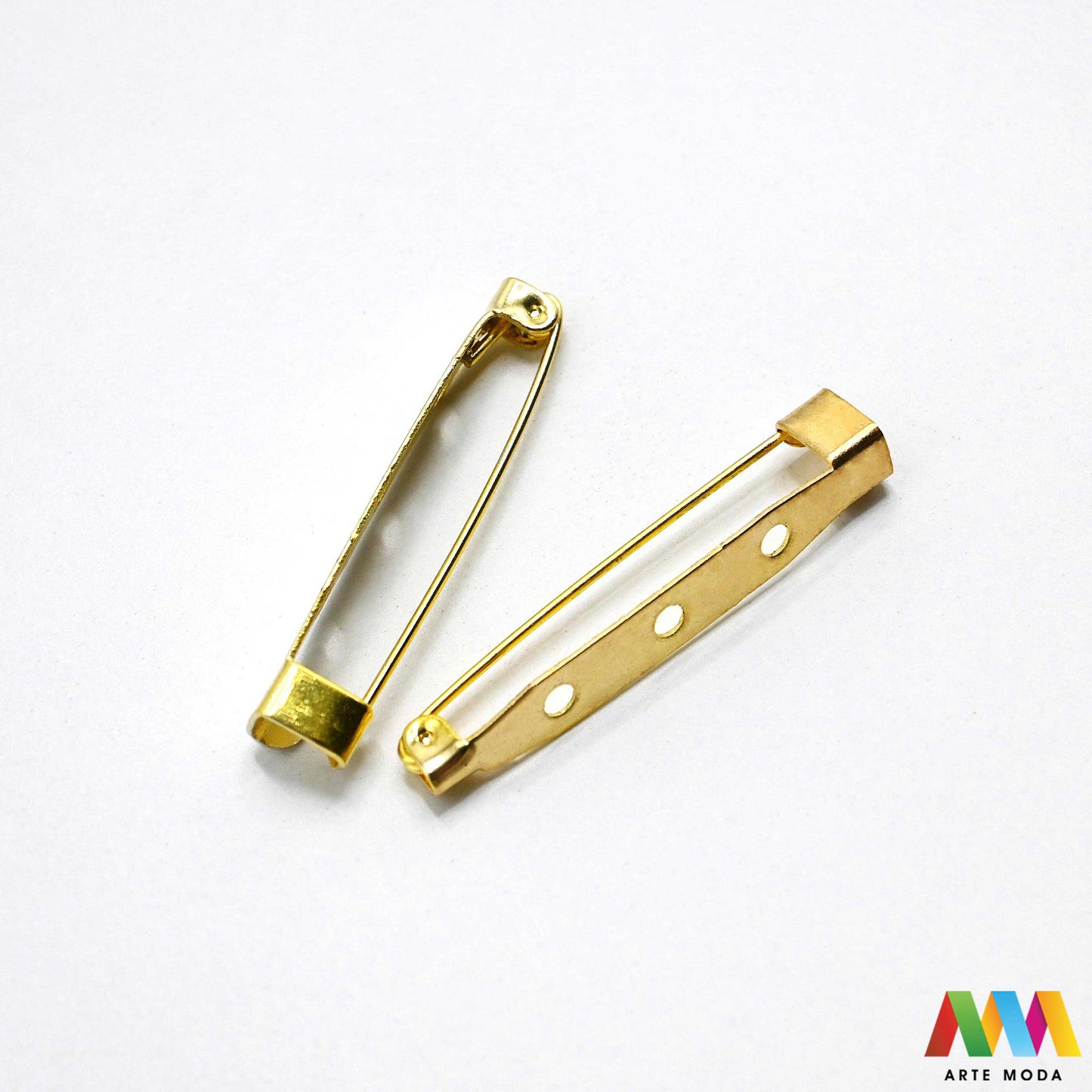 iglice za broš broševi nakit pribor izrada broševa DIY elementi metalne iglice sigurnosne baza šivanje ručni rad modni dodaci Otkrij našu široku paletu iglica za broševe i daj oduška svojoj kreativnosti! Bez obzira na to želiš li izraditi elegantni broš za posebnu prigodu ili zabavan broš za svaki dan kod nas ćeš pronaći savršenu iglicu Nudimo iglice različitih veličina materijala i završnica kako bi tvoji broševi bili zaista jedinstveni