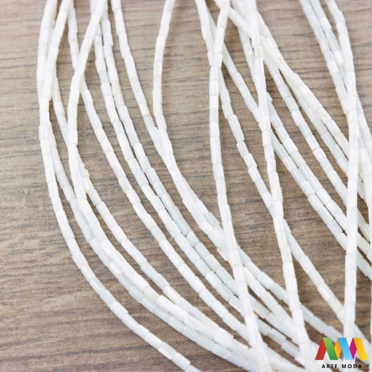 sedef školjka mekušac biser puž glavonožac kalcijev karbonat hitin poludrago kamenje repromaterijal poludragi kamen mineral Sedef je lako prepoznatljiva glatka tvar duginih boja koja tvori unutarnji sloj školjke određenih vrsta mekušaca i prekriva vanjski sloj bisera Sastoji se od kalcijevog karbonata kojeg izlučuju neki morski i slatkovodni mekušci te ga ova struktura čini otpornim na oštećenja dajući joj prepoznatljivi i jedinstveni sedefasti sjaj arte moda repromaterijal