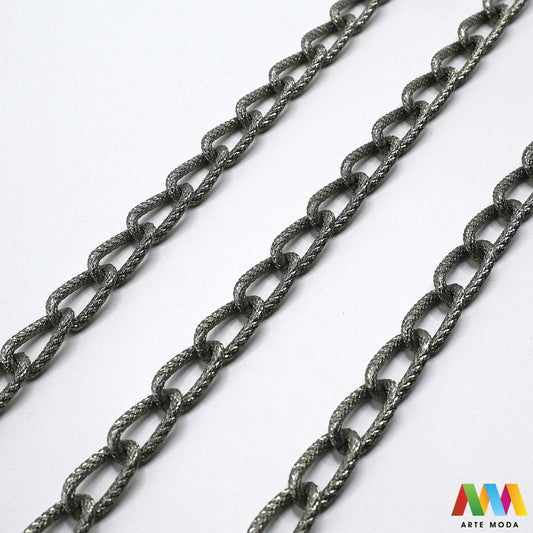 aluminijski lanac torbe ruksak nakit lagani izrada aluminij DIY materijal remen ogrlice narukvice karike ručke pribor komponente ukrasni repromaterijal Želite lagan i trendi materijal Aluminijski lanci savršeni su za vaše projekte Idealni su za izradu laganih remena za torbe ili statement nakita ogrlice narukvice Lakši su od klasičnih metala ne opterećuju i dolaze u raznim bojama i debljinama Lako ih je rezati i oblikovati laganu eleganciju za svoj uradi sam nakit i modne dodatke arte moda repromaterijal