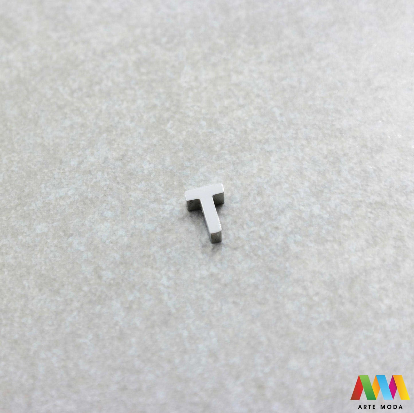 T slovo slova privjesak s jednom rupom privjesak od čelika privjesak čelik repromaterijal čelični ogrlice ogrlica narukvica narukvice nanožnica nehrđajući Slova izrađena od nehrđajućeg čelika 316L koja služe za izradu nakita poput narukvica ili ogrlica najčešće se koriste za nizanje na sajlu gumu flaks i ostale materijale