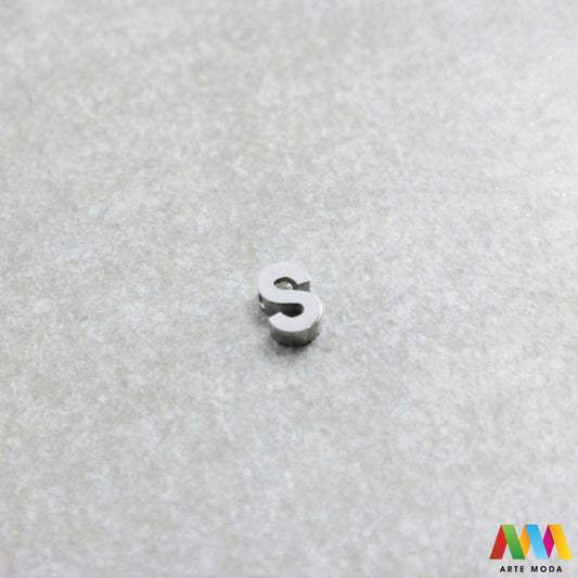 S slovo slova privjesak s jednom rupom privjesak od čelika privjesak čelik repromaterijal čelični ogrlice ogrlica narukvica narukvice nanožnica nehrđajući Slova izrađena od nehrđajućeg čelika 316L koja služe za izradu nakita poput narukvica ili ogrlica najčešće se koriste za nizanje na sajlu gumu flaks i ostale materijale