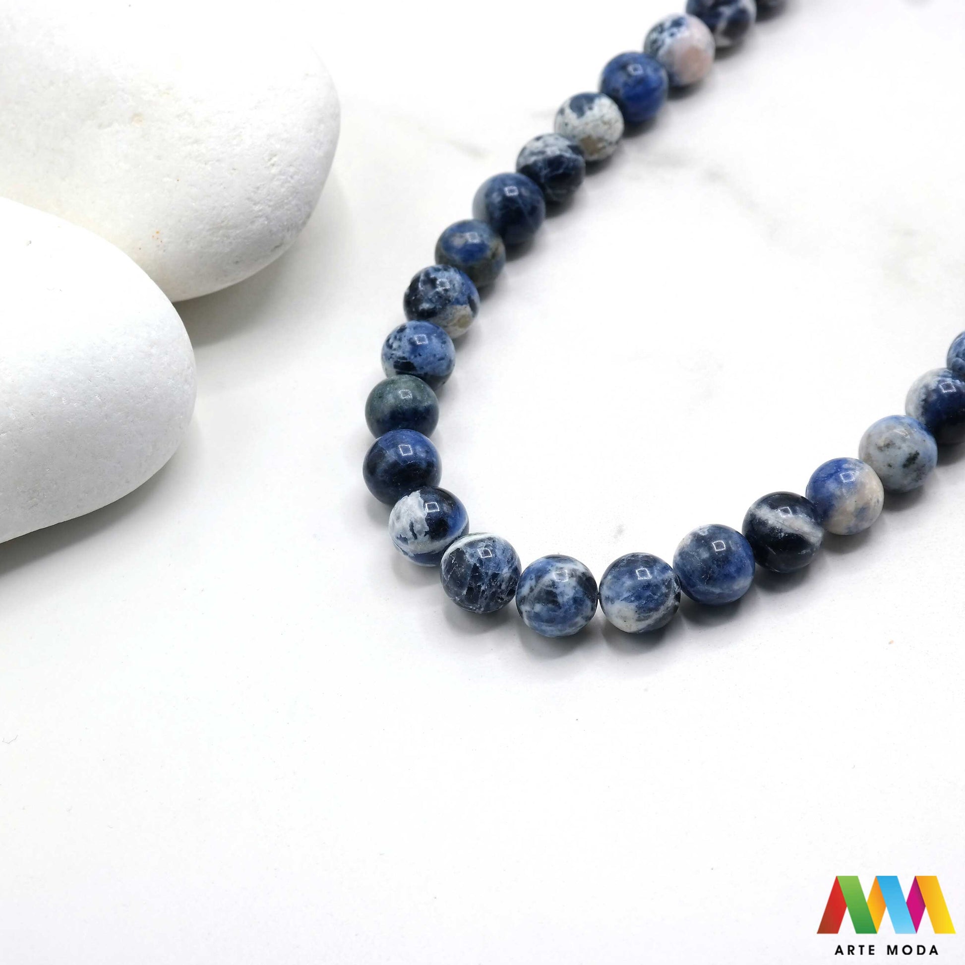 sodalit lazurit kamen kristal dragulj poludrago kamenje repromaterijal poludragi ukrasni mineral prirodni meditacija Sodalit moćan poludragi kamen nebesko plave boje cijenjen zbog svojih metafizičkih svojstava i ljepote Vjeruje se da pomaže u poboljšanju komunikacije jača intuiciju i donosi unutarnji mir Savršen je za meditaciju izradu nakita i kao ukrasni element u domu