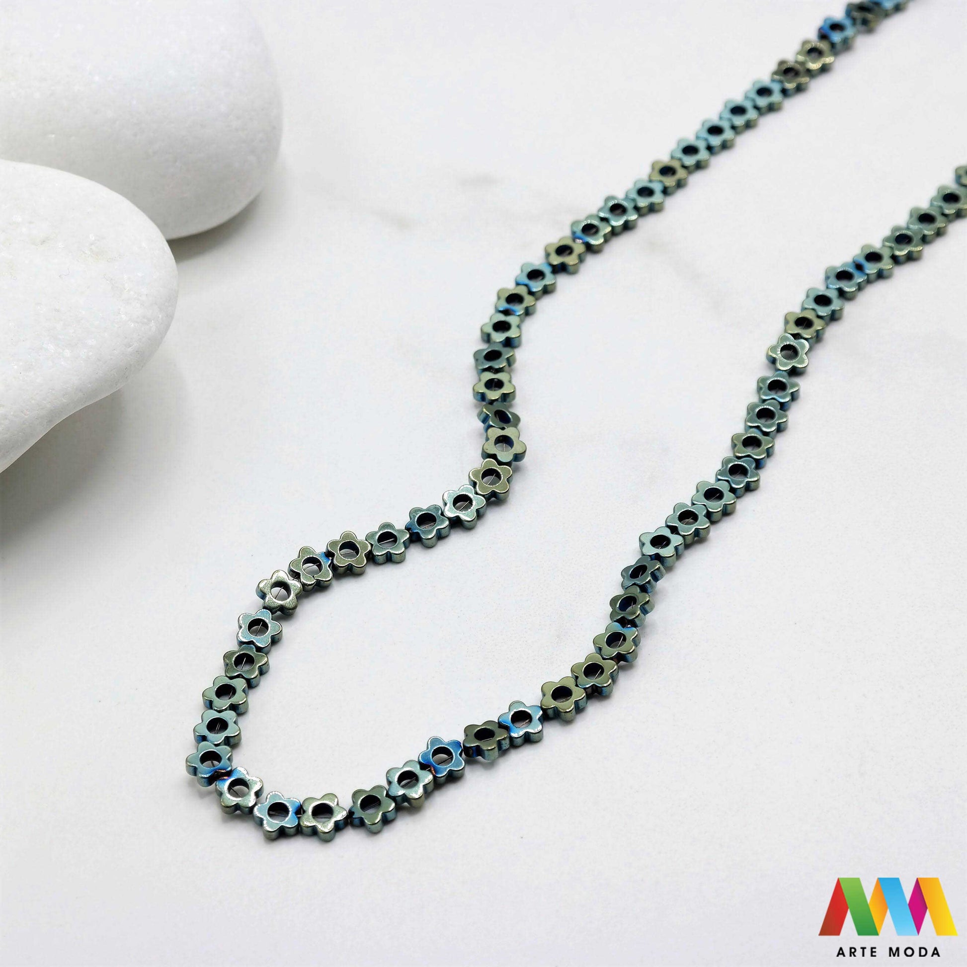 hematit krvavi kamen poludragi mineral metalni sjaj kvarc zrcalo kristal prirodni metalik meditacija zaštita repromaterijal Hematit (ili krvavi kamen) je prirodni mineral smeđe sive ili crne boje karakteriziran prisustvom hladnog metalnog sjaja Vjeruje se da pomaže u jačanju volje samopouzdanja i povezanosti s majkom zemljom Nakit izrađen od njega fascinira svojim tajanstvenim zrcalnim sjajem