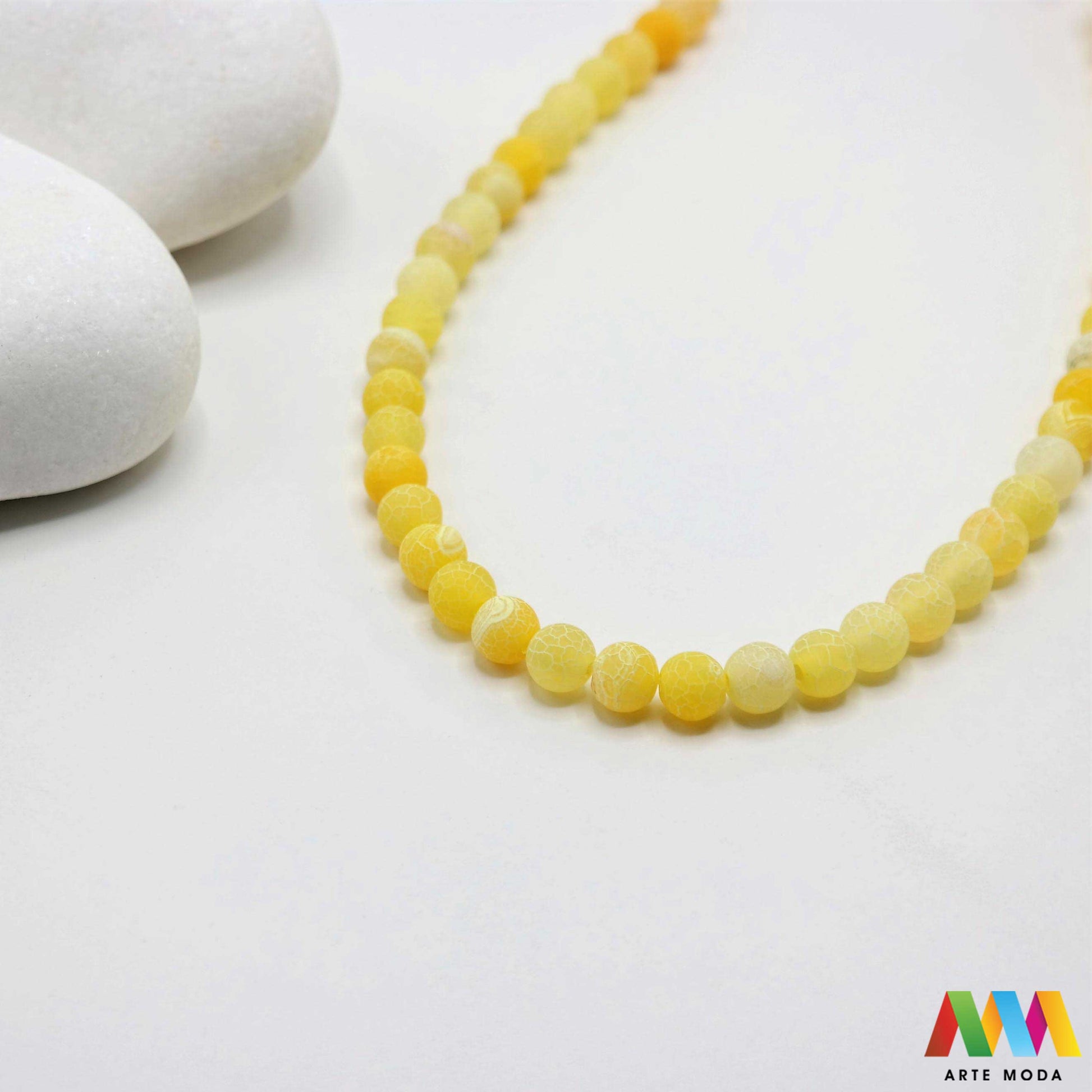 poludragi kamen ahat kristal kalcedon polu dragi poludrago kamenje dragulj mineral kvarc Ahat je jedan od najrasprostranjenijih kristala na planeti Ahat spada u grupu kalcedona izrazito je dekorativan te se od njega izrađuje lijepi nakit i ukrasni predmeti U Hrvatskoj je poznati Lepoglavski Ahat s brda Gaveznica